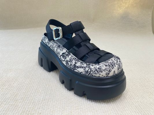 أحذية المرأة المطرزة