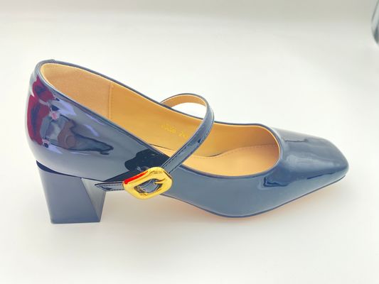 النساء السوداء الكعب العالي مع الكعب الكثيف والشفرة مغلقة العقل