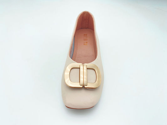 ملابس النساء البيضاء ذات الكعب المنخفض من الجلد الحقيقي